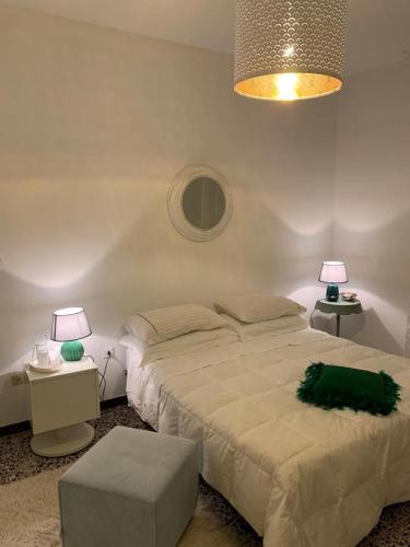 CastellʼAlferoCasa della Piazza的一间卧室配有一张大床和两盏灯。