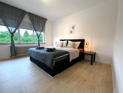 门兴格拉德巴赫Gemütliche Wohnung mit Stil 5 Sterne的一间卧室设有一张床和一个大窗户