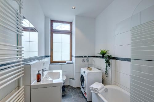 奥格斯堡Kaza Guesthouse, centrally located 2 & 3 bedroom Apartments in Augsburg的白色的浴室设有水槽和卫生间。