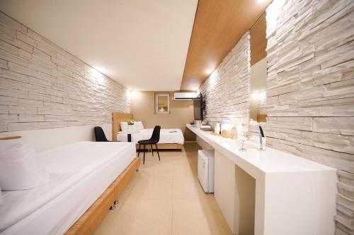 首尔SimpleStay Hotel in Jongno的一间医院间,配有两张床和盥洗盆