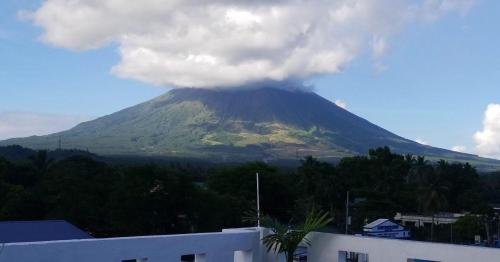 GuinobatanMajestique Hotel Albay Bicol的山顶火山爆发