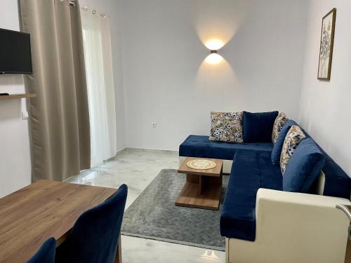 乌尔齐尼Lindi apartments的客厅配有蓝色的沙发和桌子