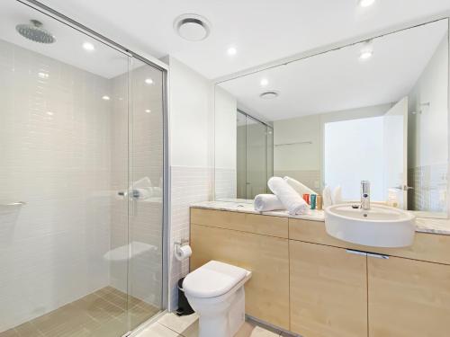 耐莉湾蓝上蓝1322度假屋的浴室配有卫生间、盥洗盆和淋浴。