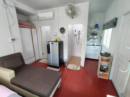 南奔Min Home的一间带沙发和冰箱的小厨房