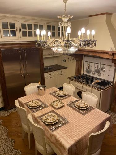 兰佐丁泰尔维Villa Marzia的厨房配有带餐具的桌子