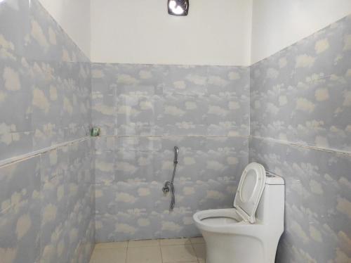 Jyoti GaonFalcon Jungle Resort的浴室设有墙上云雾的卫生间