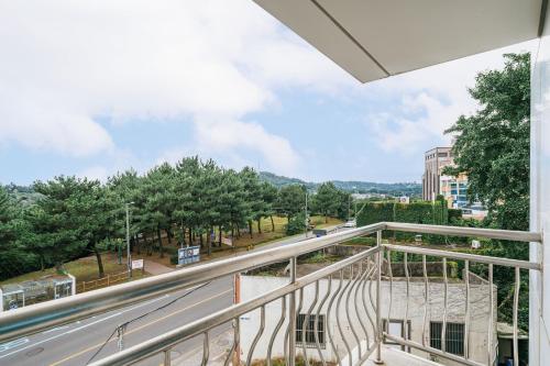 西归浦市Heyy Seogwipo Hotel的享有街道景致的阳台