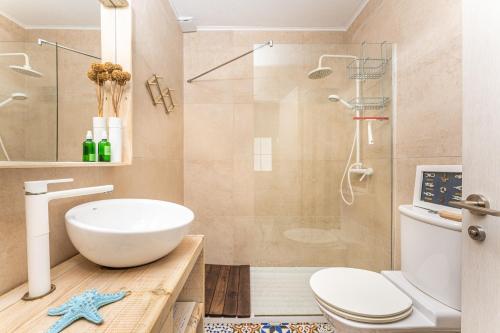卡拉布兰卡Mar i Vent的浴室配有卫生间、盥洗盆和淋浴。