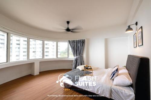 云顶高原Golden Hill Resort Premium Suites @ Genting Highlands的一间卧室配有一张床和吊扇