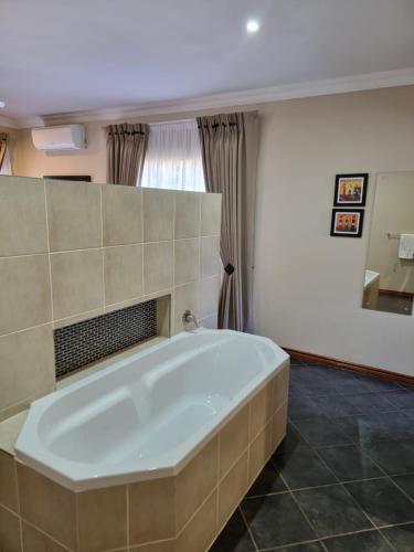 比勒陀利亚格伦马里昂旅馆的客房内的浴室设有大浴缸