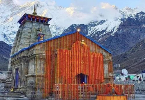 KedārnāthKedarnath Jk prithvi yatra的一座小建筑,背景是一座山