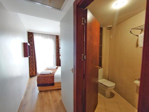 伊斯坦布尔东方敏特尔酒店的一间带卫生间的浴室和一张位于客房内的床。
