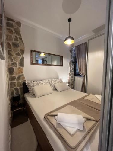 锡尼Madona di Sinj的一间卧室设有两张床,墙上设有一面镜子