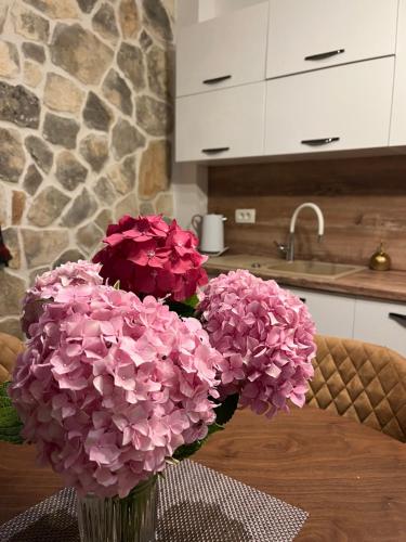 锡尼Madona di Sinj的花瓶里满是粉红色的花朵