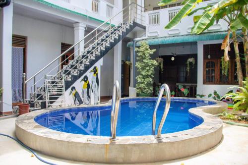 尼甘布Yolanda Villa Negombo的大楼前的游泳池