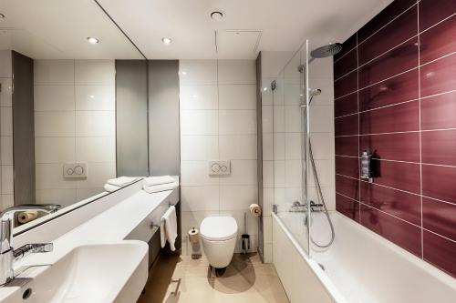 达姆施塔特Premier Inn Darmstadt City Centre的浴室配有盥洗盆、卫生间和浴缸。