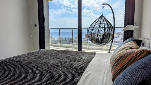 贝尼多姆SUNSET WAVES sun & beach apartments的一间卧室设有一张床和一个大窗户