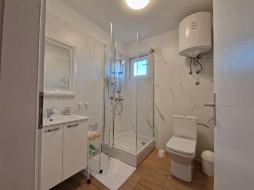 MrljaneApartmani Natalija 4 stars的带淋浴、卫生间和盥洗盆的浴室