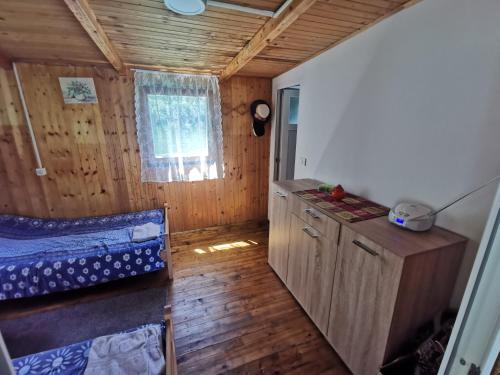 维舍格勒Splav Drina-Višegrad的一间小房间,配有一张床和木地板