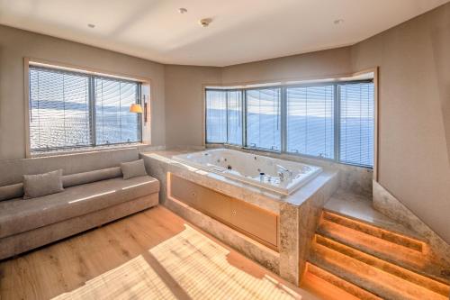 恰纳卡莱Kolin Hotel Spa & Convention Center的带窗户的客房内的大浴缸
