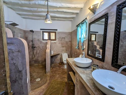 吉汶瓦巴哈蒂酒店的一间带水槽和镜子的浴室