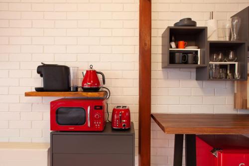 SilvanVista Suite Treetops Silvan Valley Lodge的厨房里一个红色微波炉,放在柜台上