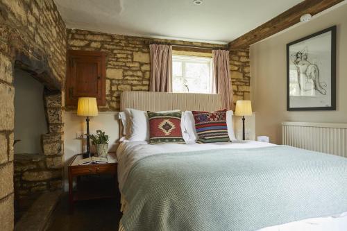 诺斯利奇The Sherborne Arms的一间卧室设有一张大床和一个窗户。