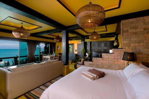 Ban Ao MakhamStella - ( AoYon Beach)的一间带大床的卧室和一间客厅