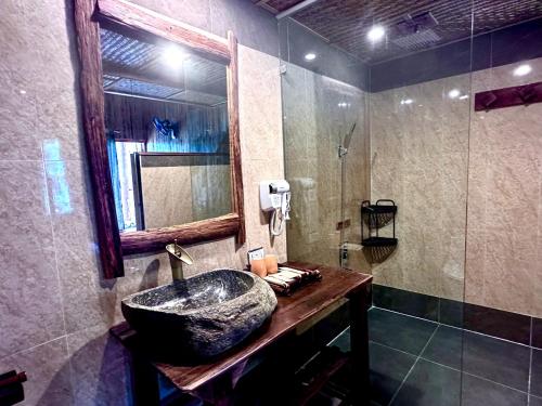 北河县Bac Ha Charm Stay的一间带石制水槽和镜子的浴室