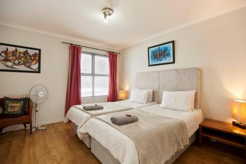 开普敦The Rondebosch的一间卧室配有一张大床和两个枕头