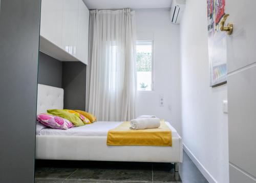 卡斯特尔德费尔斯Playa 4 a solo 3 min - Apartamento en Castelldefels的一个小房间的一个床位,设有窗户