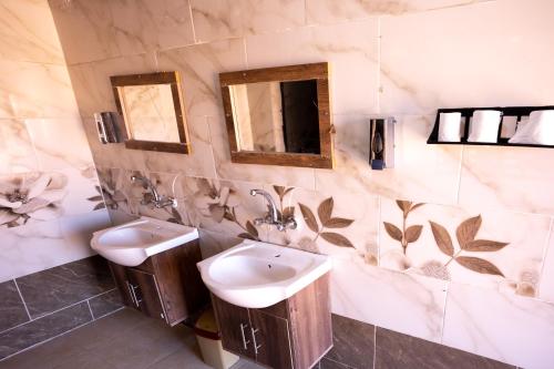瓦迪拉姆Wadi Rum Desert Heart的浴室设有2个水槽和镜子