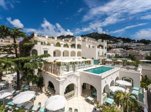 卡普里Hotel La Palma Capri, an Oetker Collection Hotel的享有带游泳池的大型白色建筑的空中景致