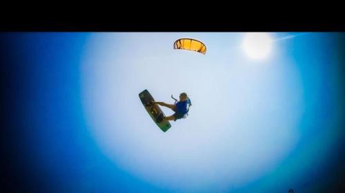 卡尔皮蒂耶Sea Sand Resort的空中降落伞和滑雪板上的一个人