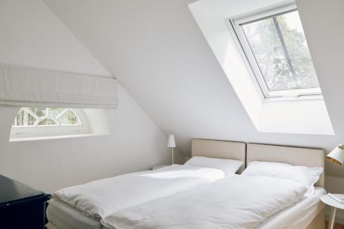 BarkelsbySchmiede的一间卧室设有一张床和两个窗户。