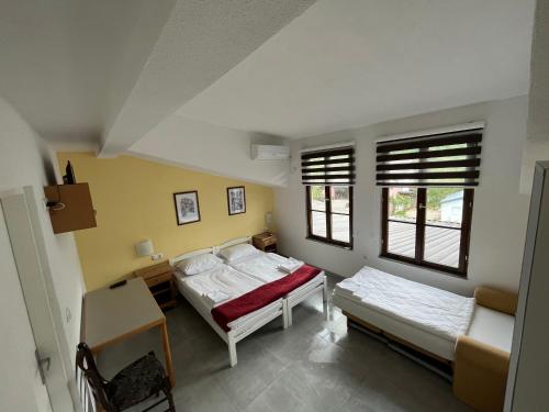 LohovoRiver View的一间卧室设有两张床和两个窗户。