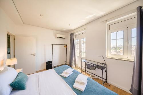波尔图Feel Porto Historical Apartments的一间卧室配有一张床和一张书桌