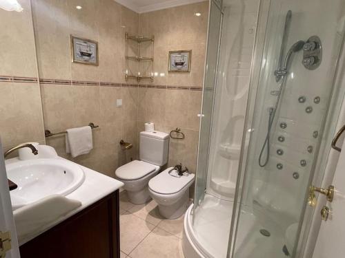 安道尔城Centro Historico的浴室配有卫生间、淋浴和盥洗盆。