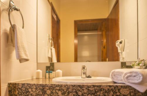 兰索尔奥纳多拉达埃尔塔特公寓酒店的一间带水槽和镜子的浴室