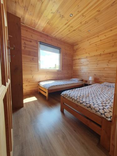 波波林Domki LENA Bobolin的小木屋内带两张床的房间