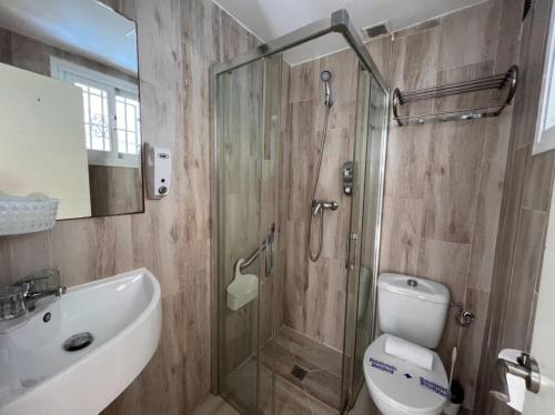 加的斯伊马尔旅馆的带淋浴、卫生间和盥洗盆的浴室