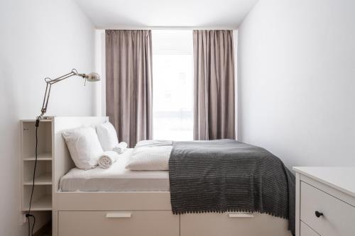 弗罗茨瓦夫RentPlanet - Apartament Braniborska的白色的卧室设有床和窗户