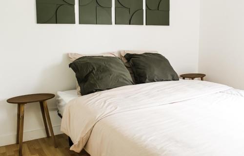 马赛Charment appartement à Marseille - Prado A/C的卧室配有白色的床和两张桌子