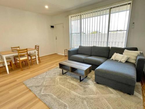 丹德农Central Apartment near Dandenong Hospital & Market的客厅配有沙发和桌子