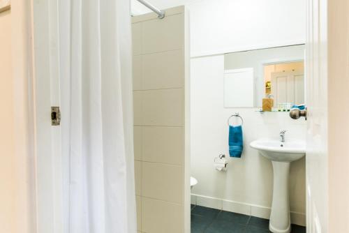 安娜湾斯蒂芬斯港度假酒店的一间带水槽和淋浴的浴室