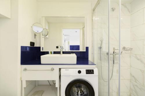 巴统Orbi City Superhost的一间带镜子的浴室内的洗衣机