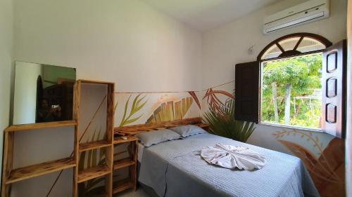 莫罗圣保罗Beleza Natural Pousada的一间卧室设有一张床和一个窗口