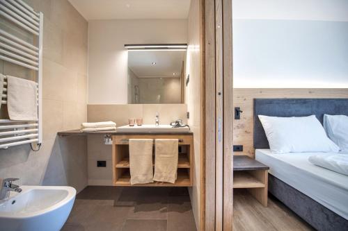 塞尔瓦迪加尔代纳山谷Apartments Chalet Silva的一间带水槽和床的小浴室