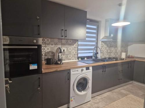 ArcaniCasa Eridav的厨房配有洗衣机和烘干机