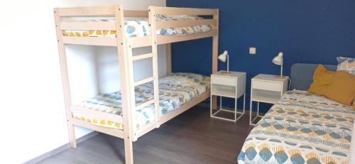 雅莱L'appartement du CPW的一间卧室配有两张双层床和一张床